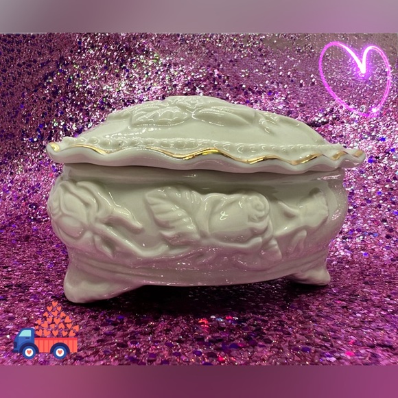 Porcelain Footed Heart Jewelry/Trinket Box & Ring/Trivet Holder - Picture 3 of 6